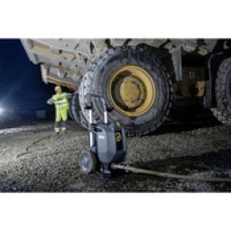 Kompaktes Upright-Designkonzept durch stehende Bauweise mit vertikal verbauter Motor- und Pumpeneinheit